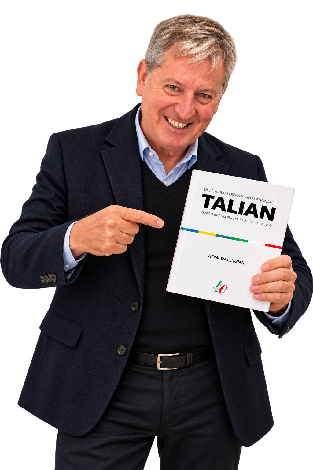 Fotografia original de Roni Dall’Igna sorrindo e apresentando a capa do Dicionário Talian